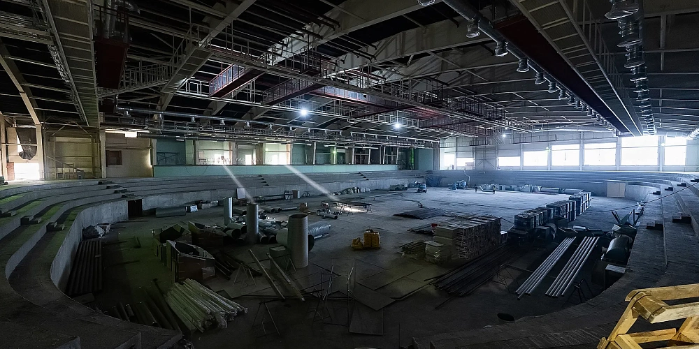 Дмитрий Артюхов посетил центр производства беспилотников и оценил темпы строительства соцобъектов