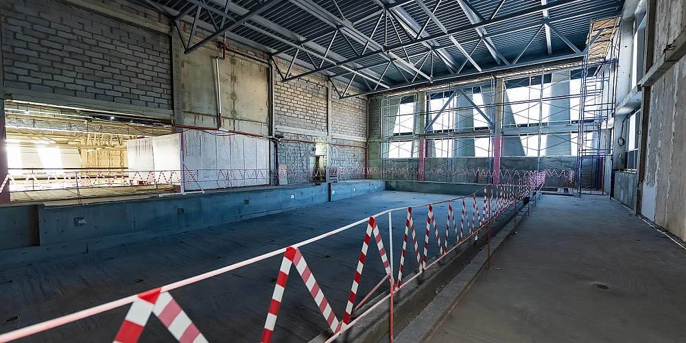 Дмитрий Артюхов посетил центр производства беспилотников и оценил темпы строительства соцобъектов